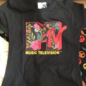Women’s M MTV floral graphic tee
